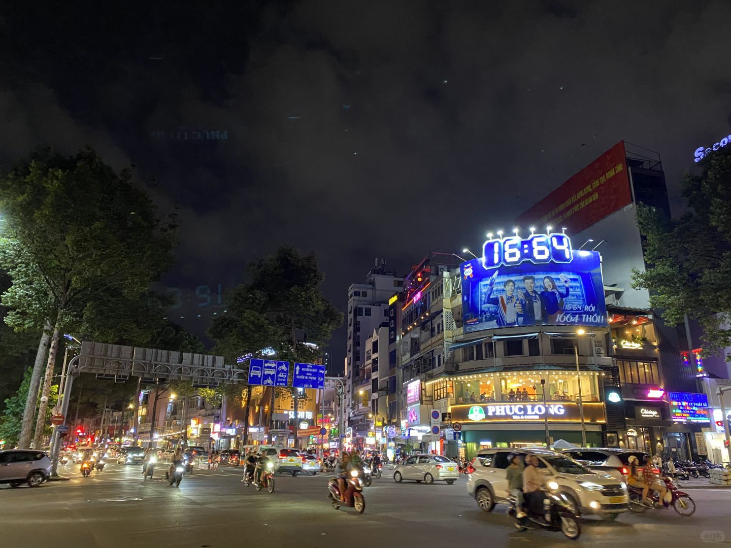 Ho Chi Minh-Pham Ngu Lao Street in Ho Chi Minh City, Vietnam, is a sex paradise for single men