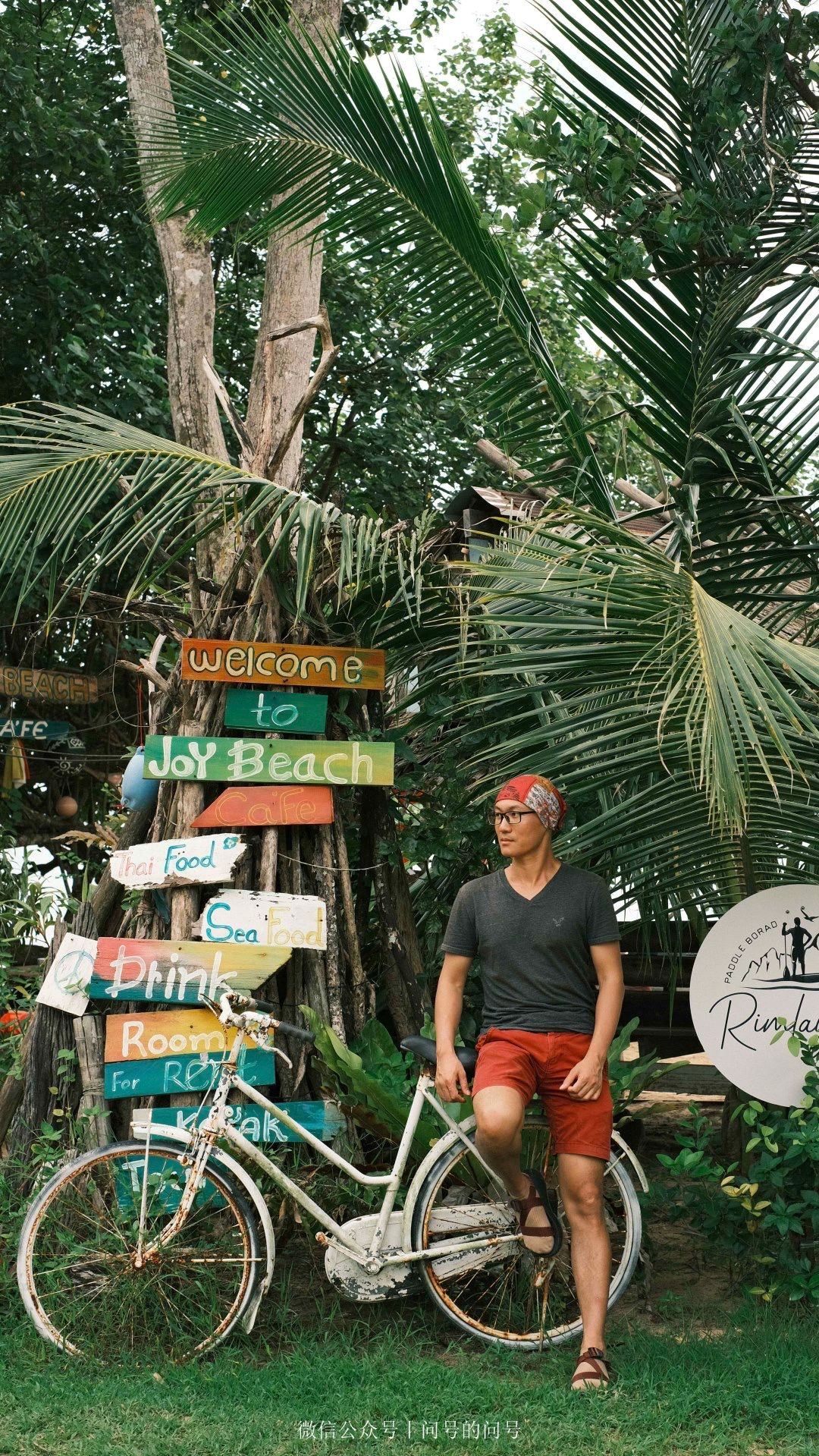 Krabi-Joy Beach Cafe, an open-air restaurant/bar next to the beach in Ao Nang, Krabi, Thailand