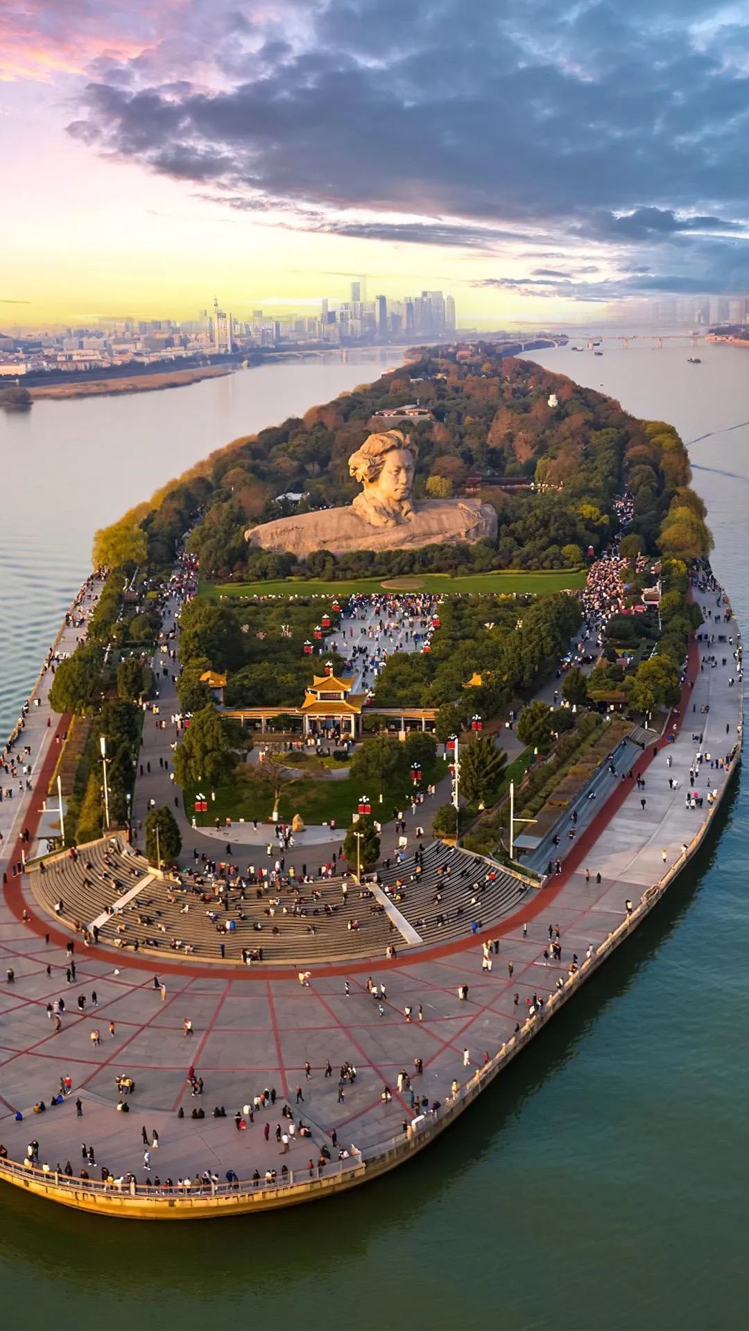 Hunan-Juzizhou, the "largest river in China," has a magnificent statue of young Mao Zedong!