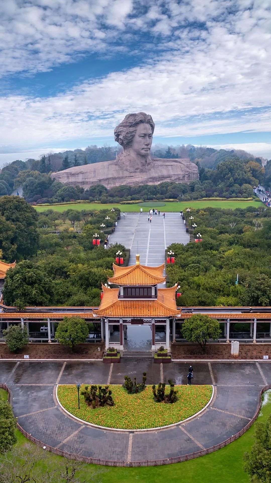 Hunan-Juzizhou, the "largest river in China," has a magnificent statue of young Mao Zedong!