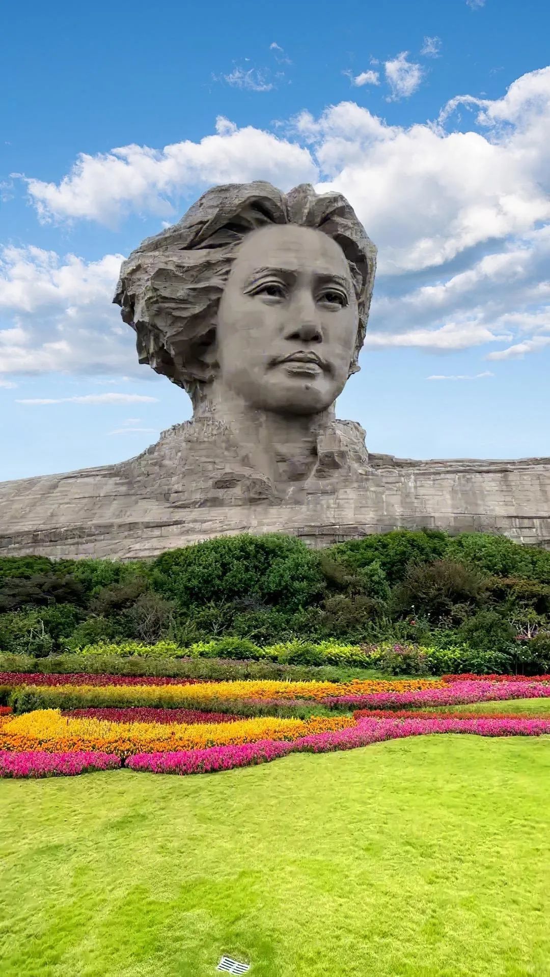 Hunan-Juzizhou, the "largest river in China," has a magnificent statue of young Mao Zedong!