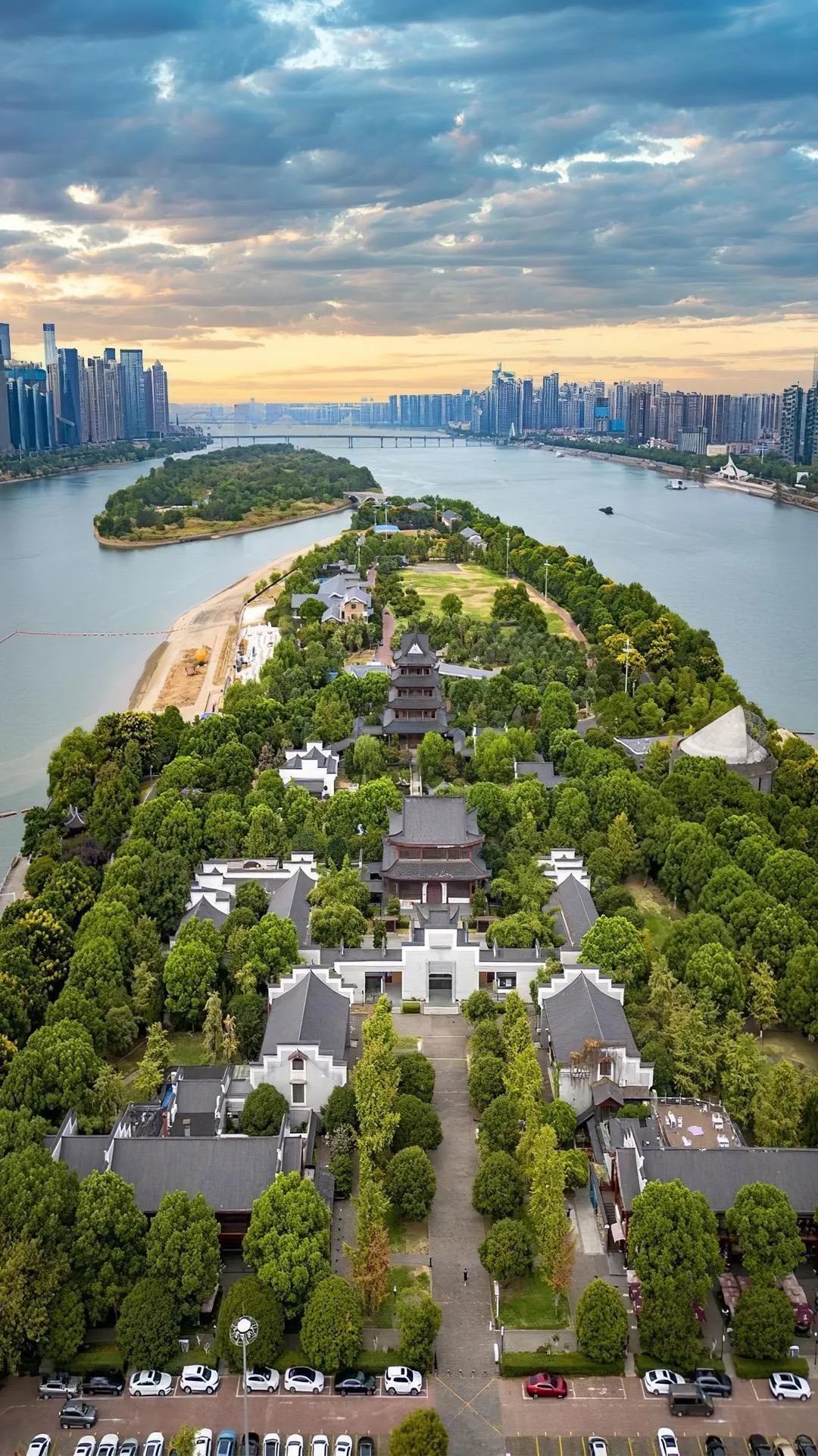 Hunan-Juzizhou, the "largest river in China," has a magnificent statue of young Mao Zedong!