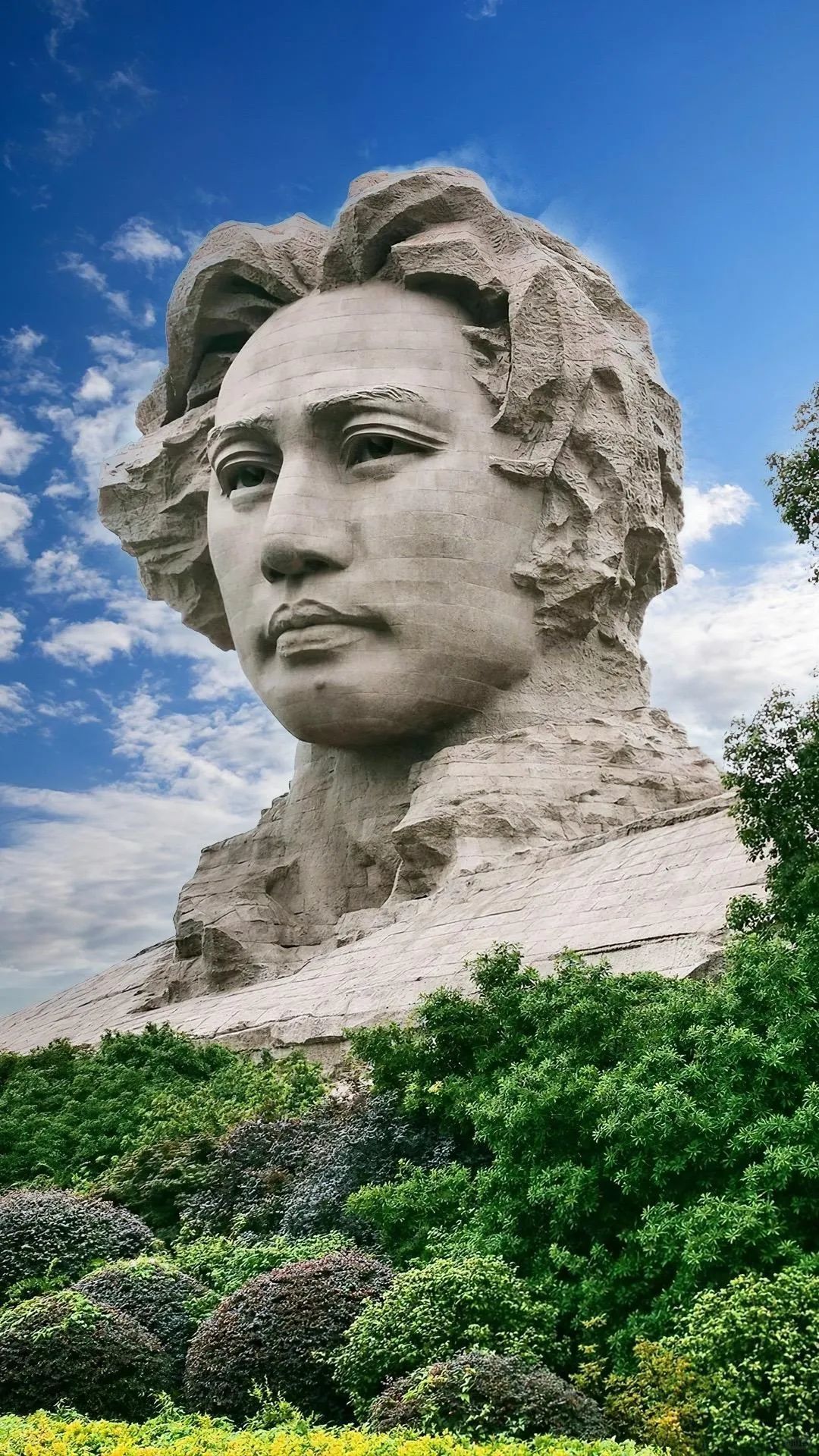 Hunan-Juzizhou, the "largest river in China," has a magnificent statue of young Mao Zedong!