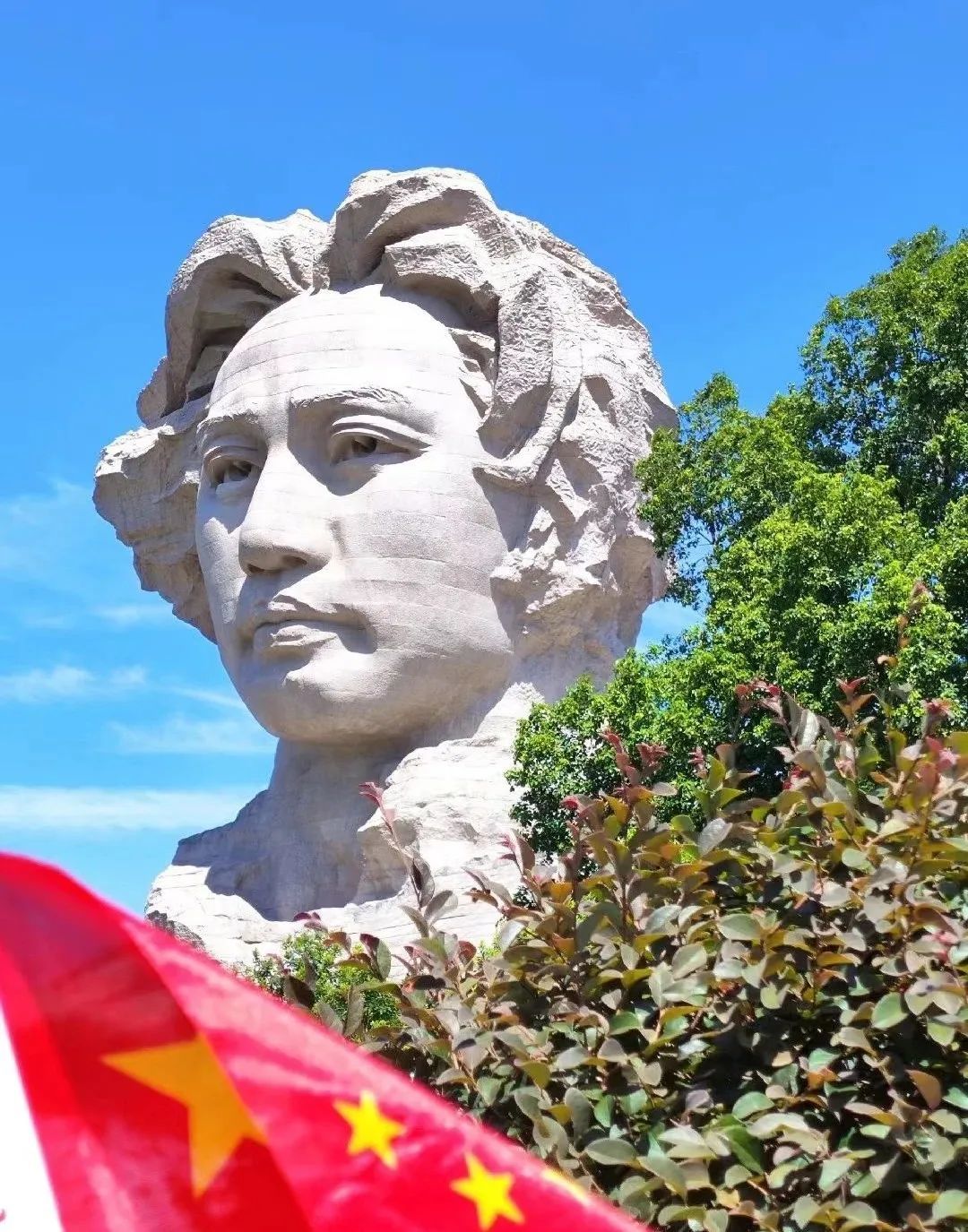 Hunan-Juzizhou, the "largest river in China," has a magnificent statue of young Mao Zedong!