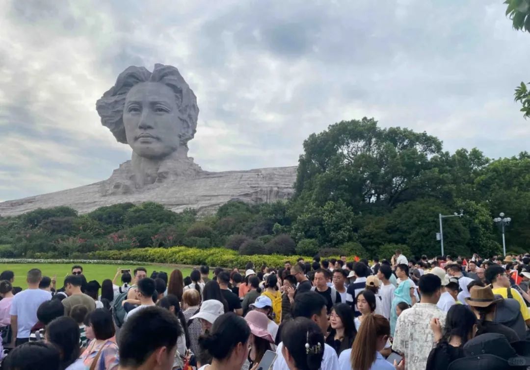 Hunan-Juzizhou, the "largest river in China," has a magnificent statue of young Mao Zedong!