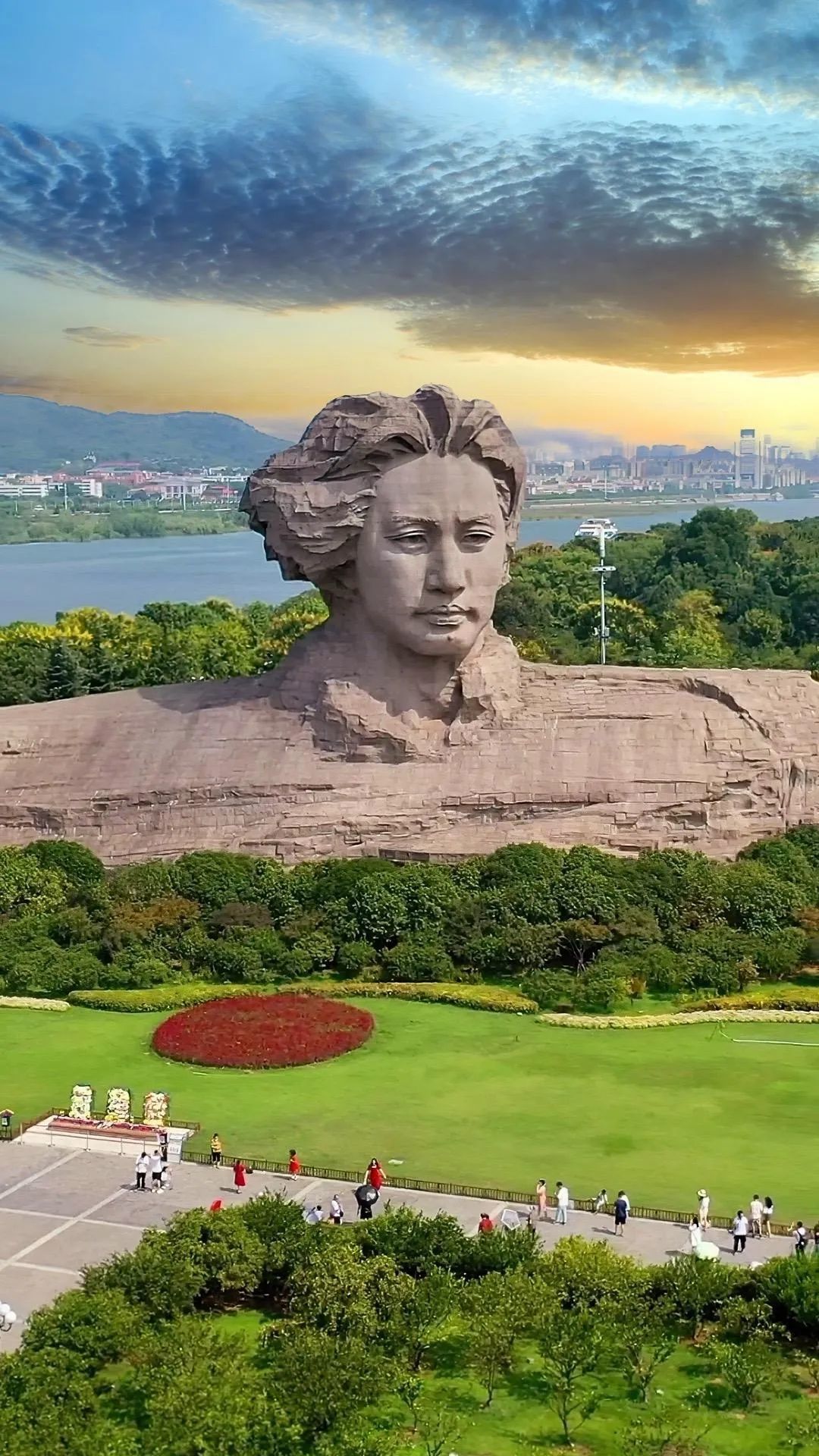 Hunan-Juzizhou, the "largest river in China," has a magnificent statue of young Mao Zedong!