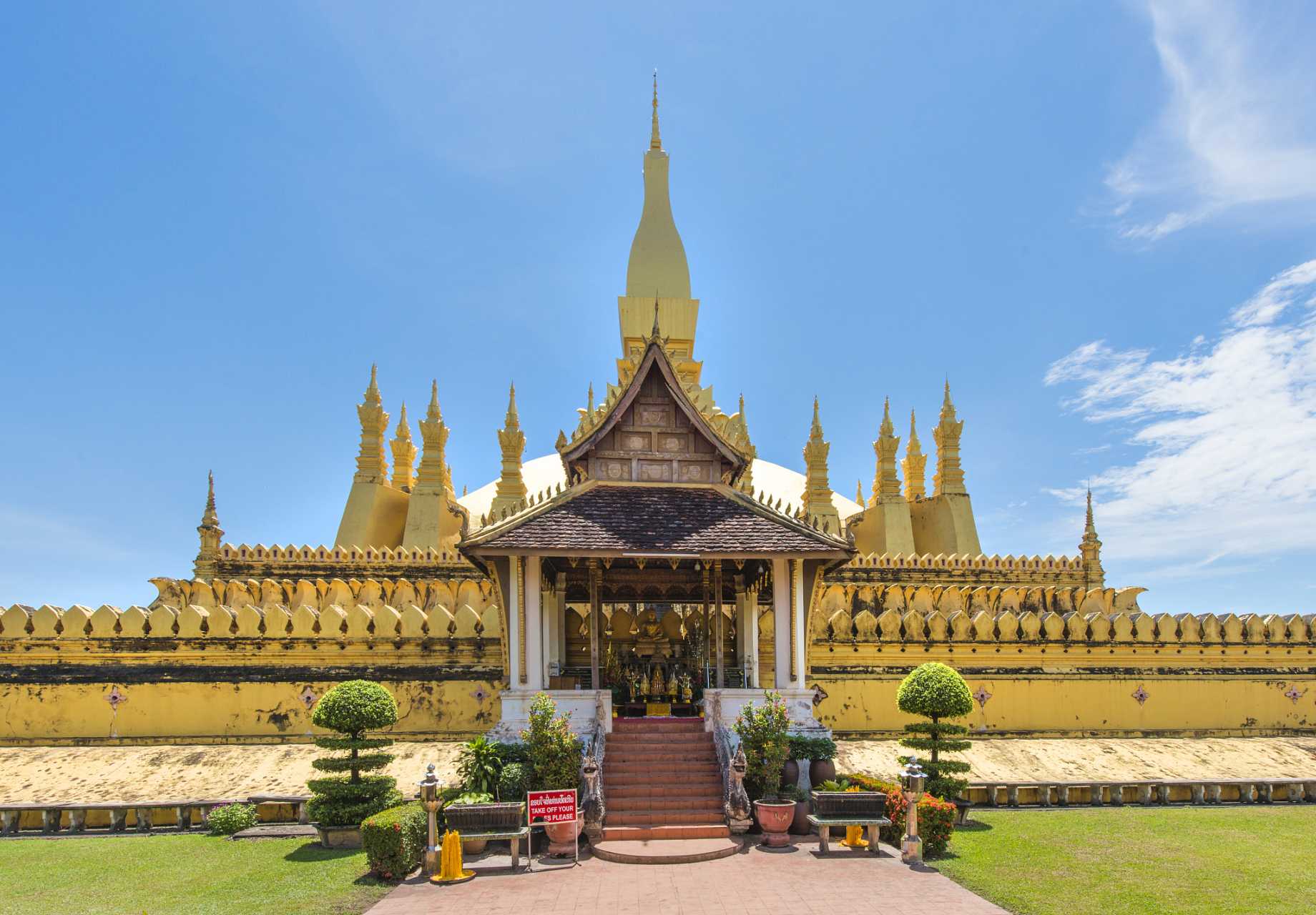 Bangkok-The Grand Palace is the royal palace of Thailand and a large-scale ancient building complex in the center of Bangkok.