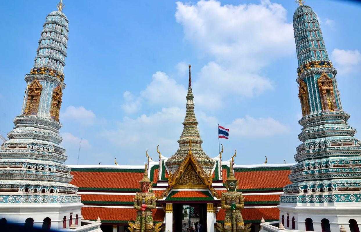 Bangkok-The Grand Palace is the royal palace of Thailand and a large-scale ancient building complex in the center of Bangkok.