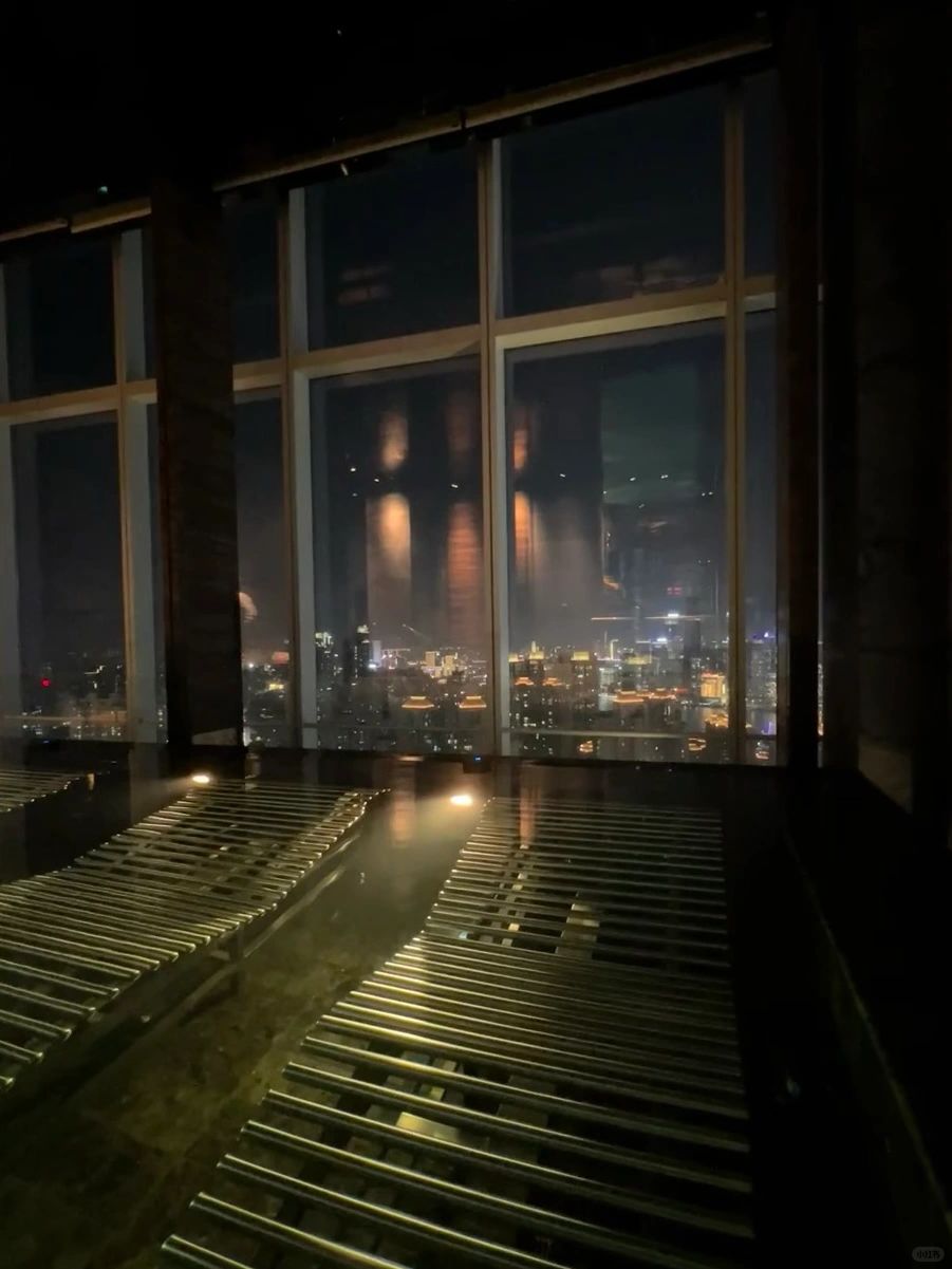 Jiangsu/Zhejiang/Shanghai-The Shanghai Regent Hotel has a high-rise infinity pool and a Roman sauna!