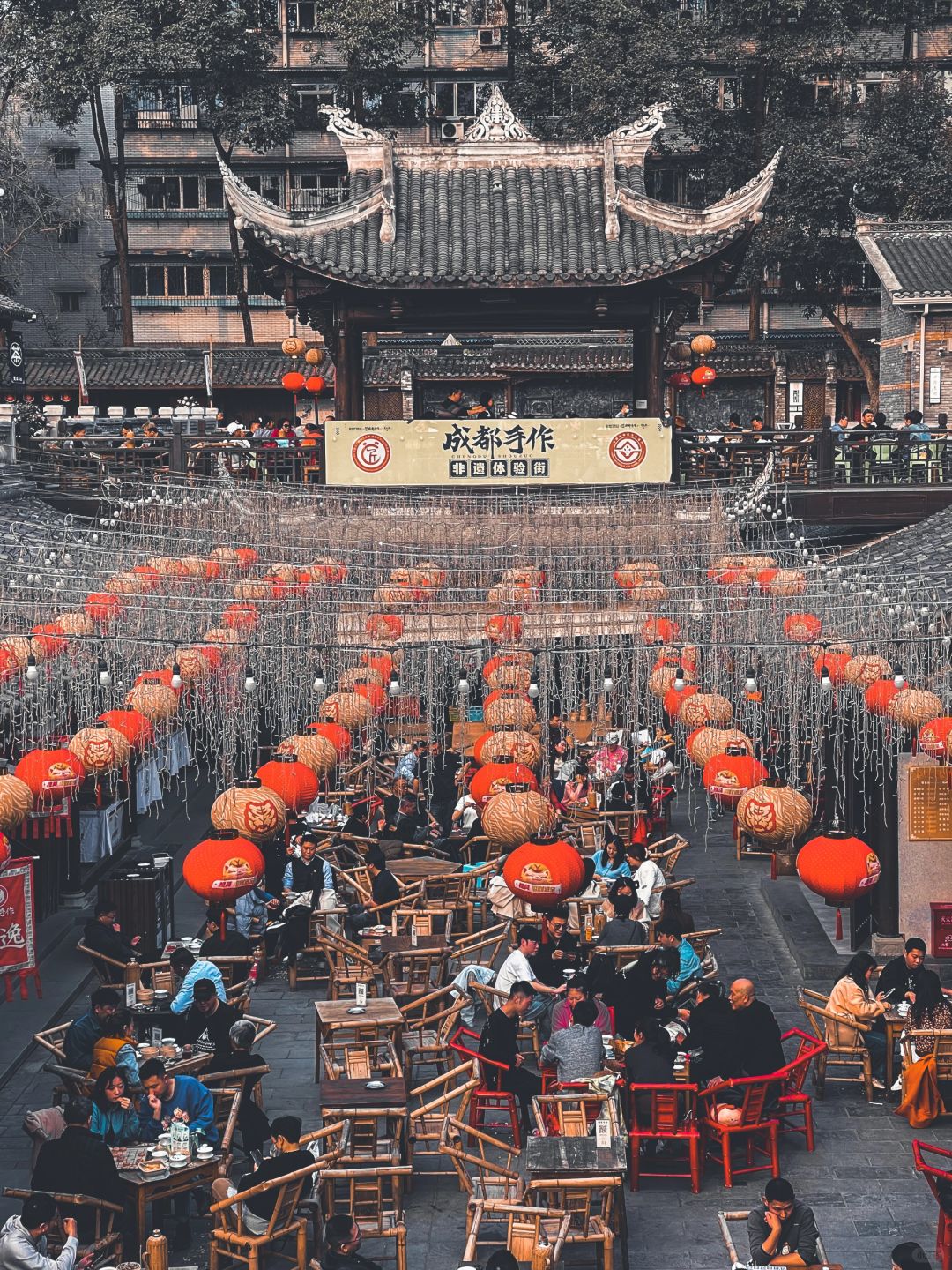 Sichuan-Chengdu Dongmen Shijing Teahouse, where locals drink tea, play cards, eat, and chat!