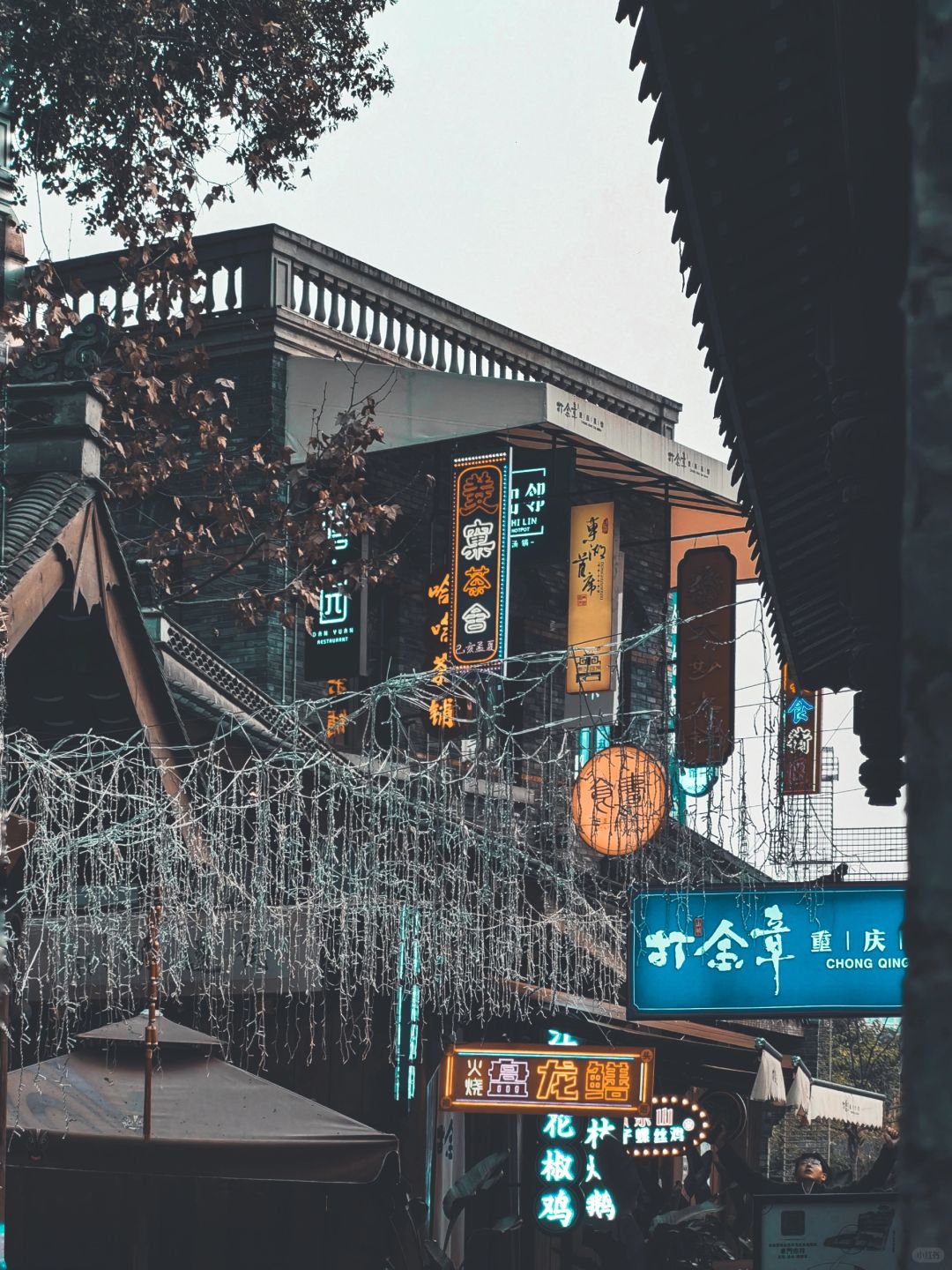 Sichuan-Chengdu Dongmen Shijing Teahouse, where locals drink tea, play cards, eat, and chat!