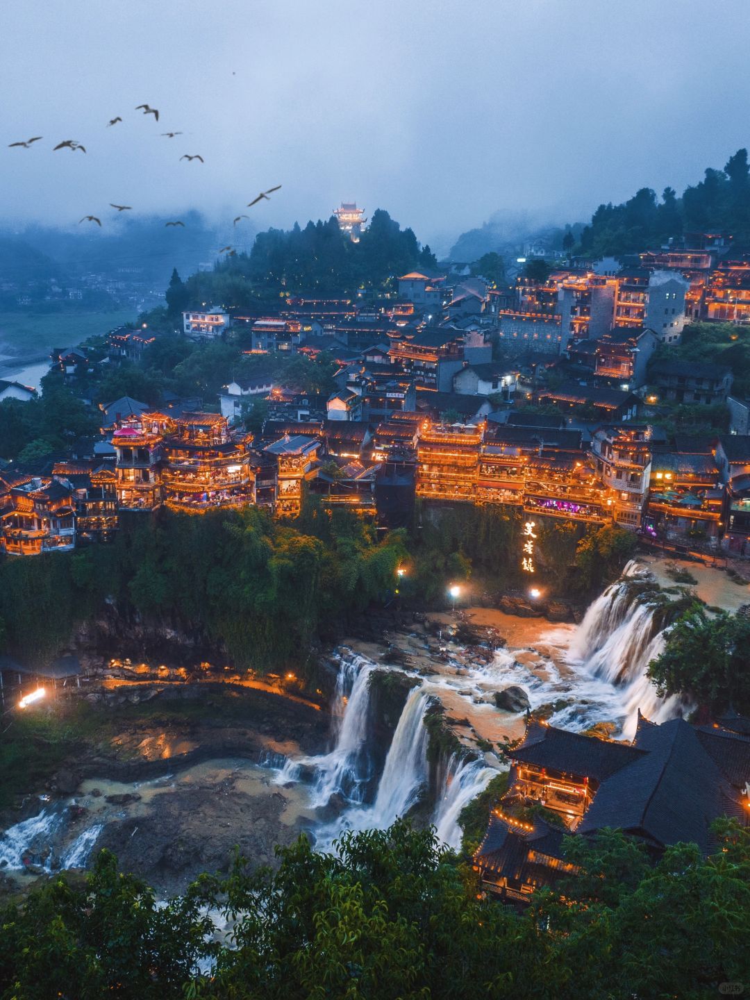 Hunan-Here are some must visit places in Hunan! It has beautiful green mountains and clear waters, as well as rich and colorful ethnic customs!