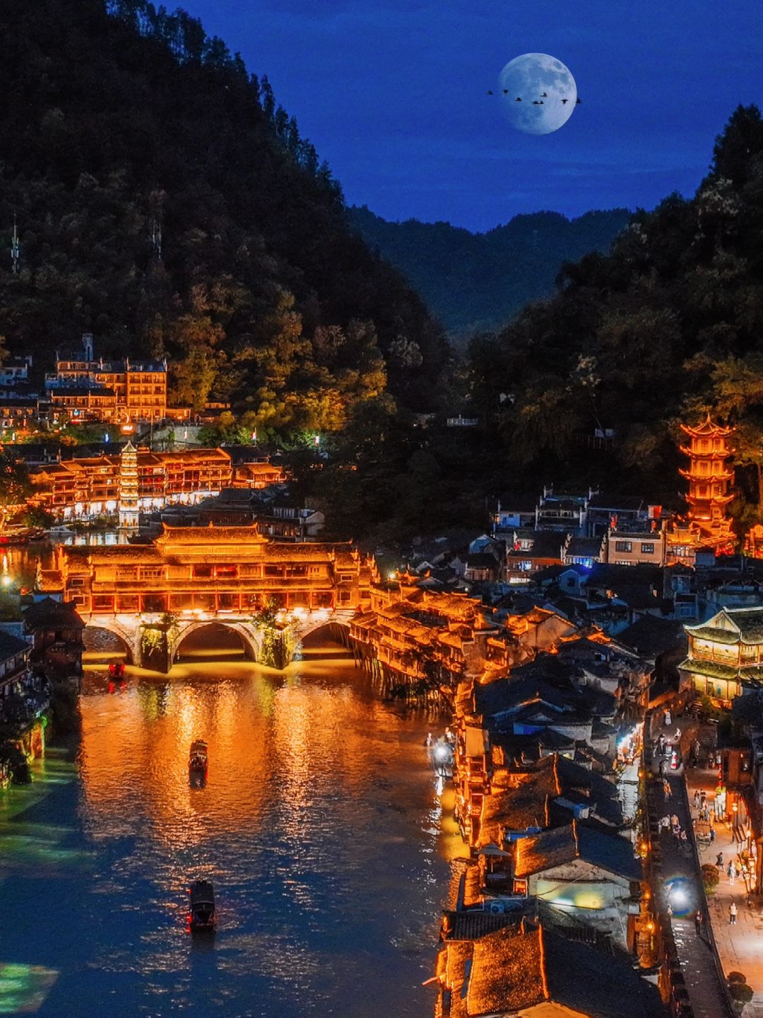 Hunan-Here are some must visit places in Hunan! It has beautiful green mountains and clear waters, as well as rich and colorful ethnic customs!