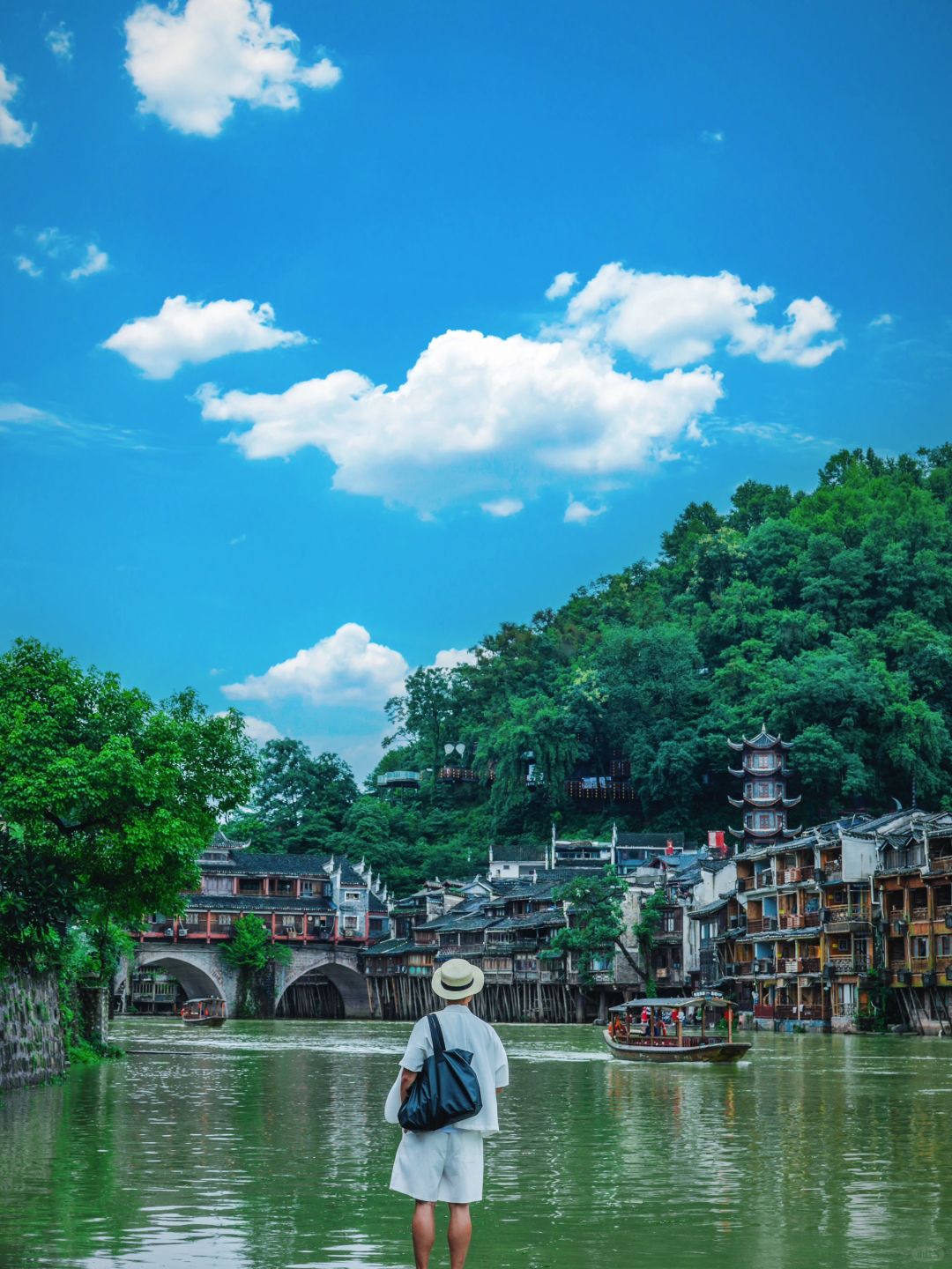 Hunan-Here are some must visit places in Hunan! It has beautiful green mountains and clear waters, as well as rich and colorful ethnic customs!