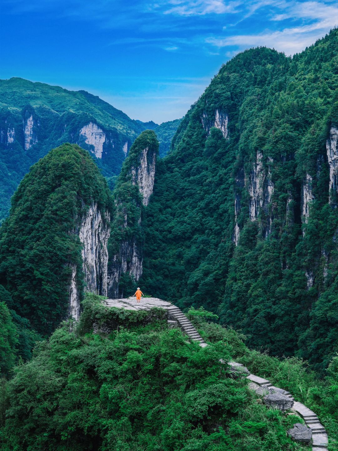 Hunan-Here are some must visit places in Hunan! It has beautiful green mountains and clear waters, as well as rich and colorful ethnic customs!