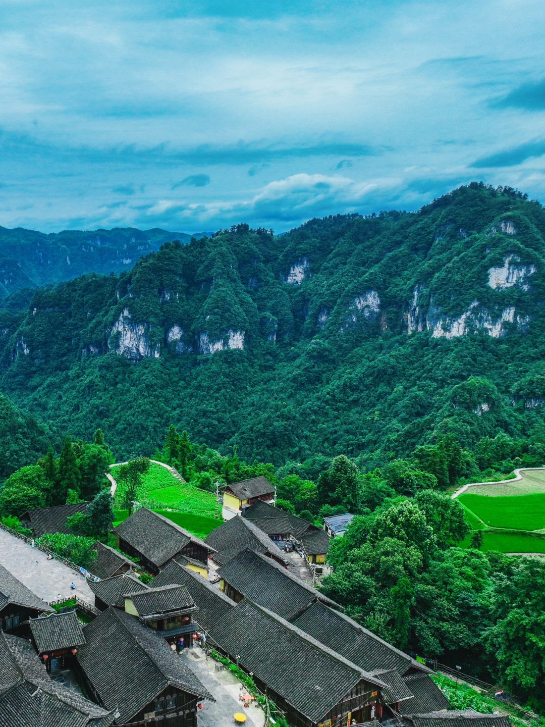 Hunan-Here are some must visit places in Hunan! It has beautiful green mountains and clear waters, as well as rich and colorful ethnic customs!