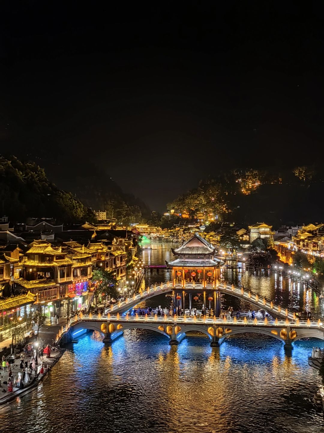 Hunan-Hunan Fenghuang Ancient City ， I finally saw the night view that I had been thinking about for a long time! The lights are bright and beautiful!