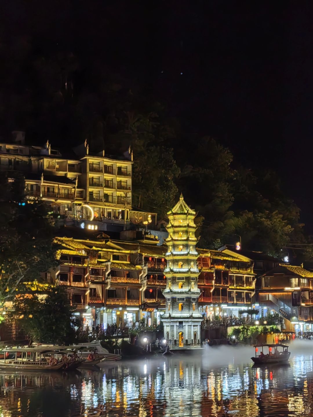 Hunan-Hunan Fenghuang Ancient City ， I finally saw the night view that I had been thinking about for a long time! The lights are bright and beautiful!