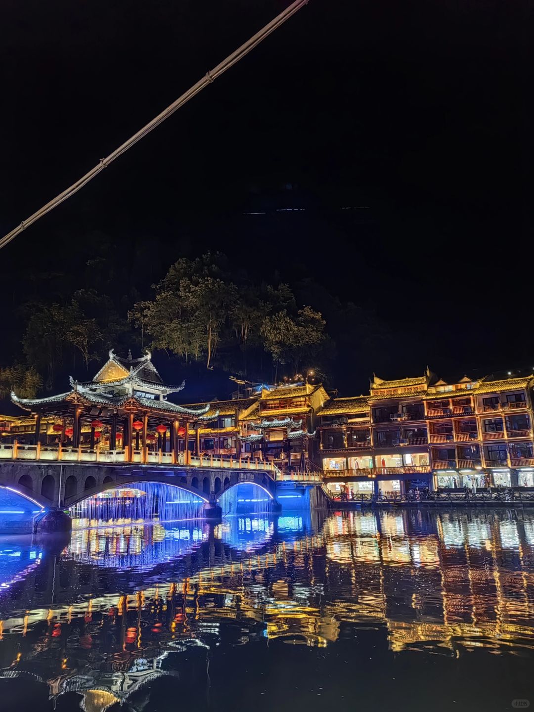 Hunan-Hunan Fenghuang Ancient City ， I finally saw the night view that I had been thinking about for a long time! The lights are bright and beautiful!