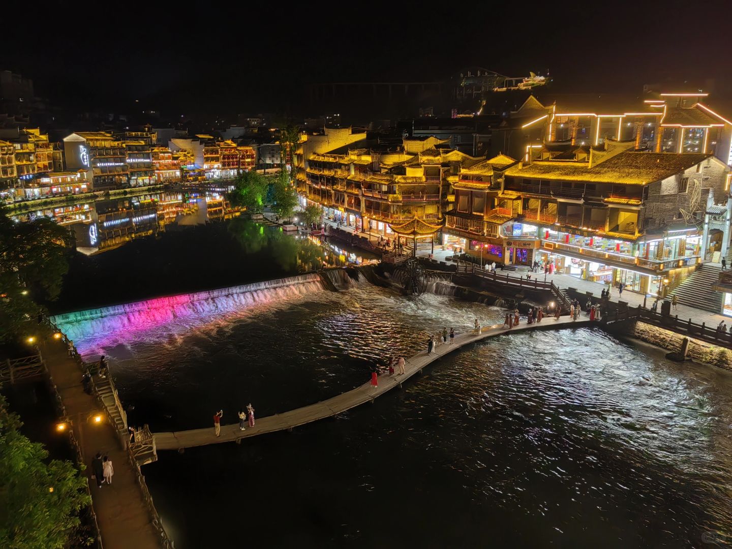 Hunan-Hunan Fenghuang Ancient City ， I finally saw the night view that I had been thinking about for a long time! The lights are bright and beautiful!