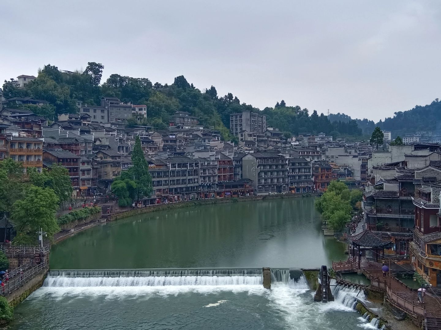 Hunan-Hunan Fenghuang Ancient City ， I finally saw the night view that I had been thinking about for a long time! The lights are bright and beautiful!