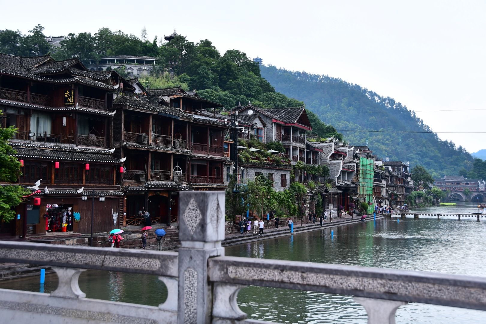 Hunan-Hunan Fenghuang Ancient City ， I finally saw the night view that I had been thinking about for a long time! The lights are bright and beautiful!