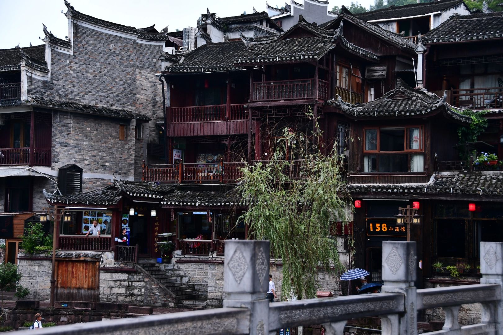 Hunan-Hunan Fenghuang Ancient City ， I finally saw the night view that I had been thinking about for a long time! The lights are bright and beautiful!