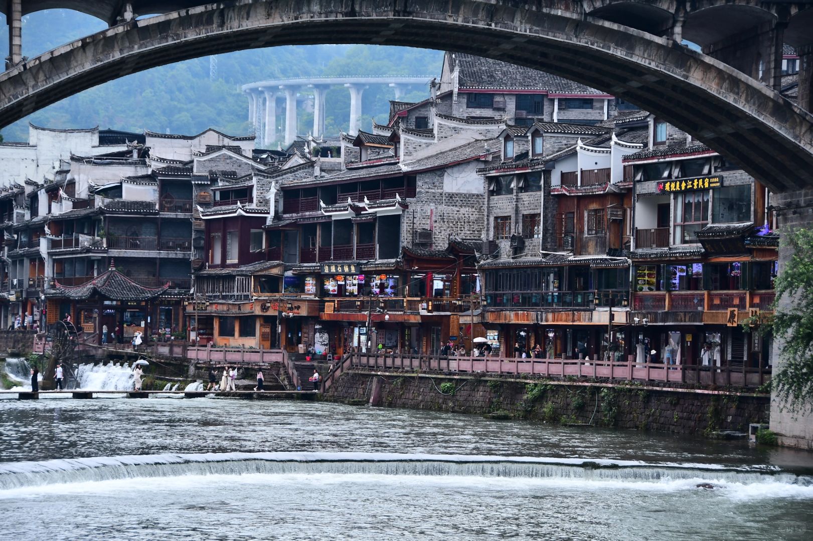 Hunan-Hunan Fenghuang Ancient City ， I finally saw the night view that I had been thinking about for a long time! The lights are bright and beautiful!