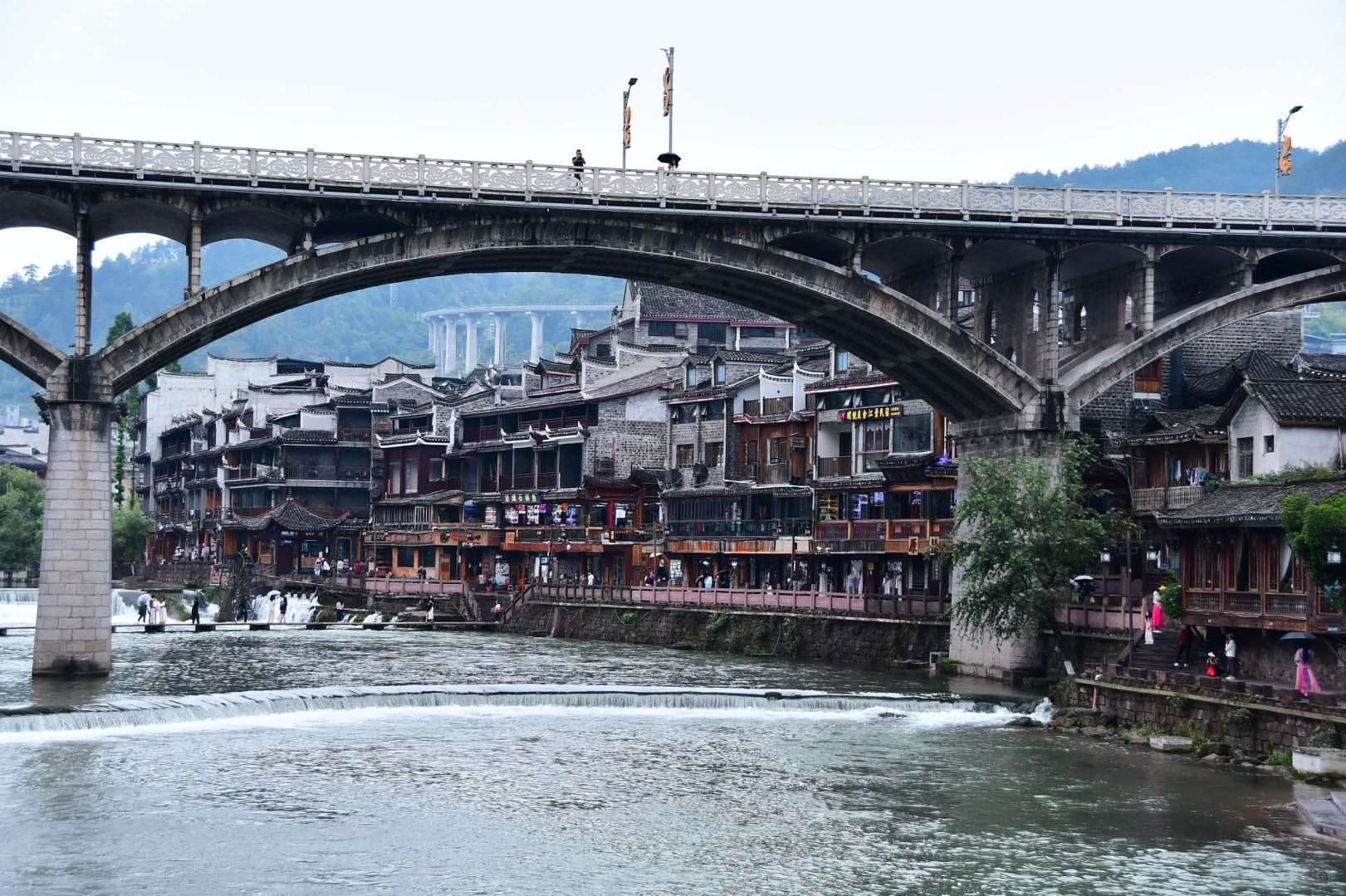 Hunan-Hunan Fenghuang Ancient City ， I finally saw the night view that I had been thinking about for a long time! The lights are bright and beautiful!