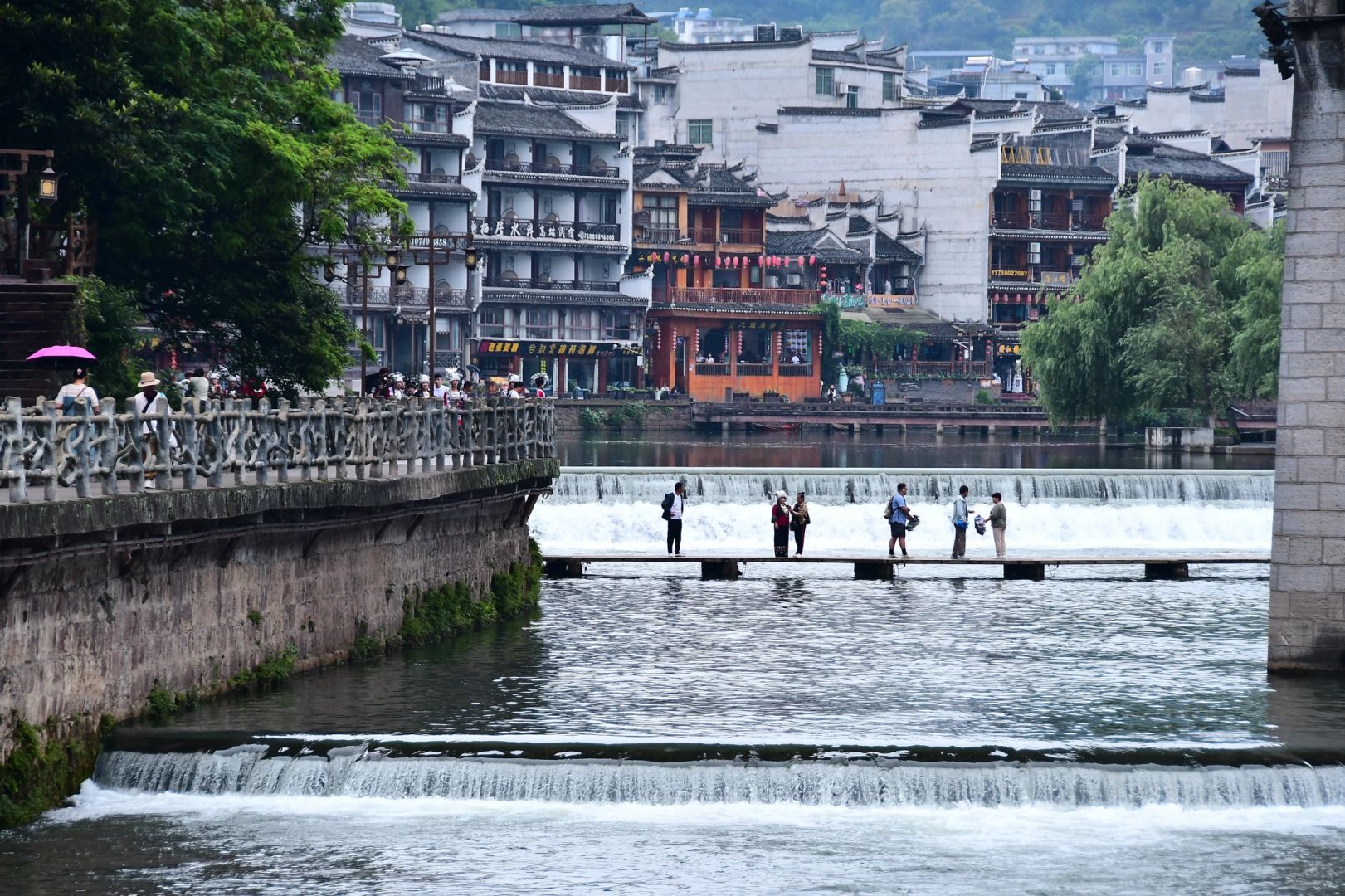 Hunan-Hunan Fenghuang Ancient City ， I finally saw the night view that I had been thinking about for a long time! The lights are bright and beautiful!