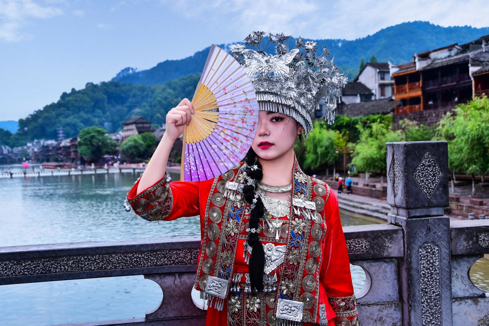 Hunan-Hunan Fenghuang Ancient City ， I finally saw the night view that I had been thinking about for a long time! The lights are bright and beautiful!