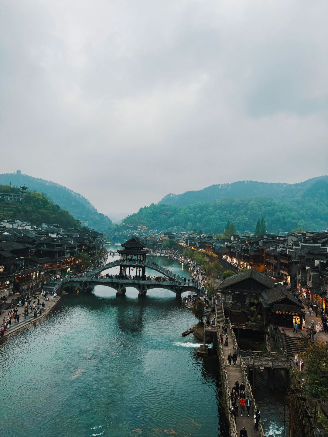 Hunan-The serious commercialization impact of Fenghuang Ancient City in Hunan Province needs to be taken seriously!