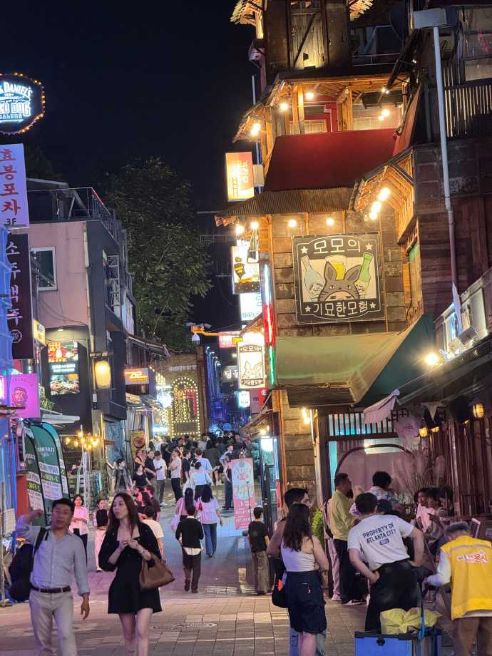 Seoul-Itaewon, the red-light district for nightlife in Seoul, is full of brightly dressed Korean girls