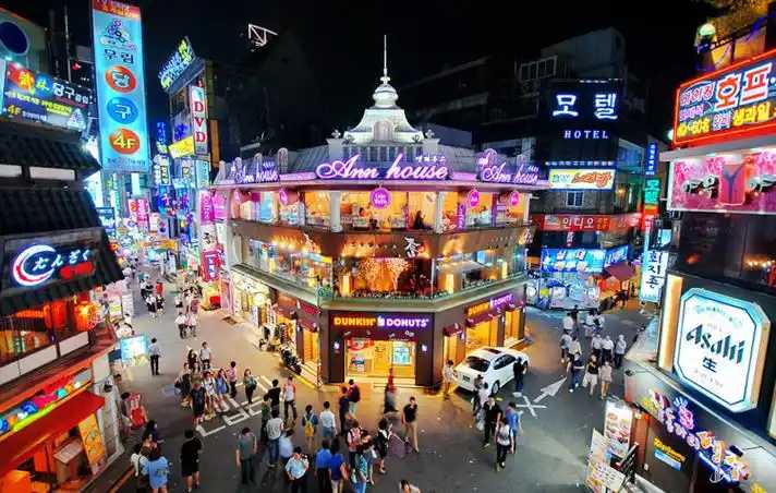 Seoul-Itaewon, the red-light district for nightlife in Seoul, is full of brightly dressed Korean girls