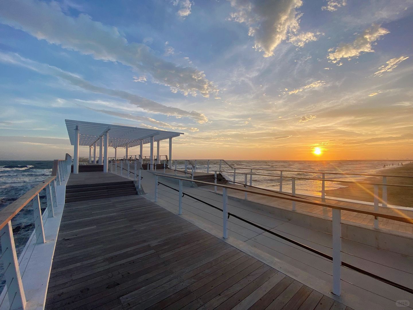 Tokyo-Exceed the piece of sea cafe and don’t bask in the sun in The SUNSET Pier & Café