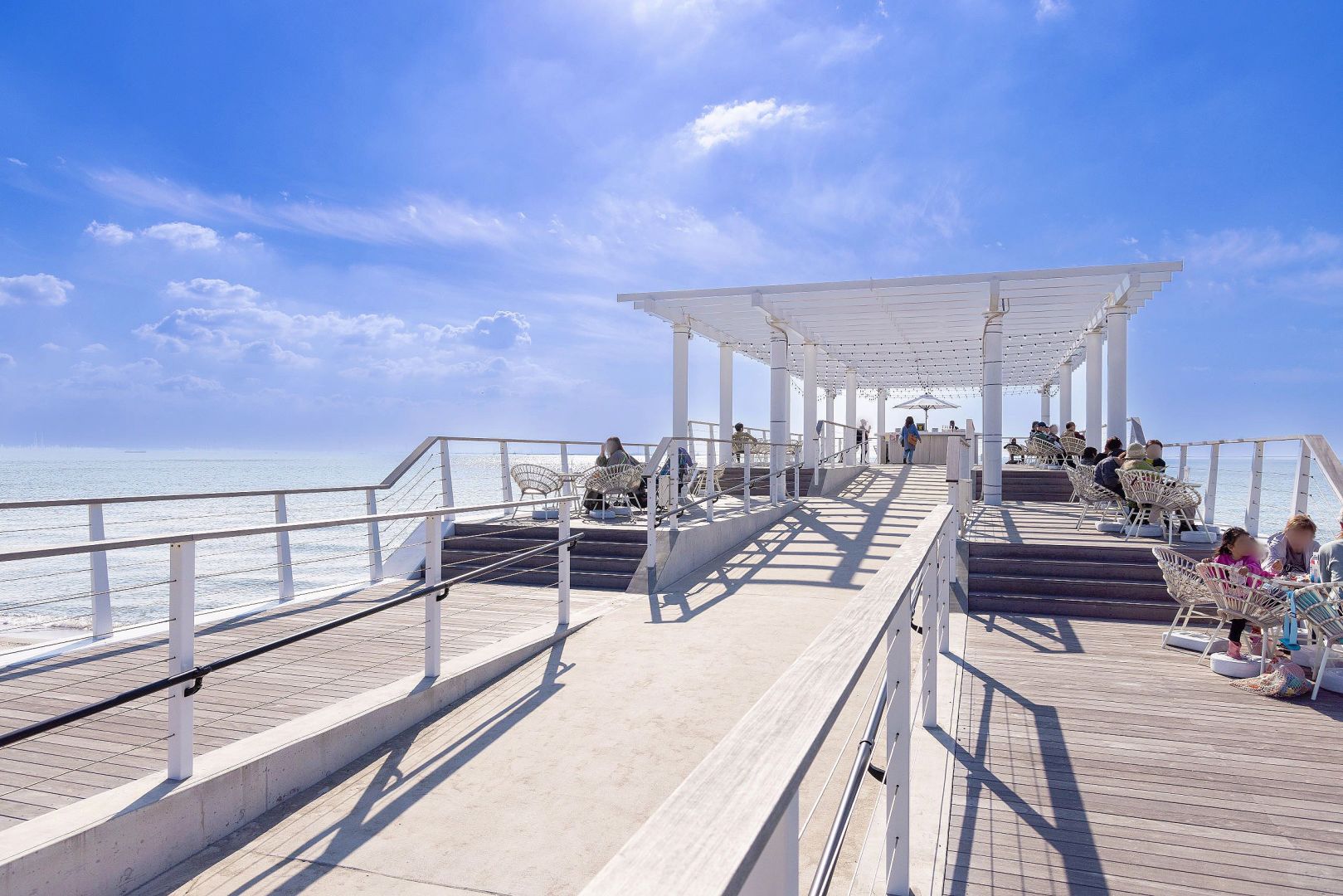 Tokyo-Exceed the piece of sea cafe and don’t bask in the sun in The SUNSET Pier & Café