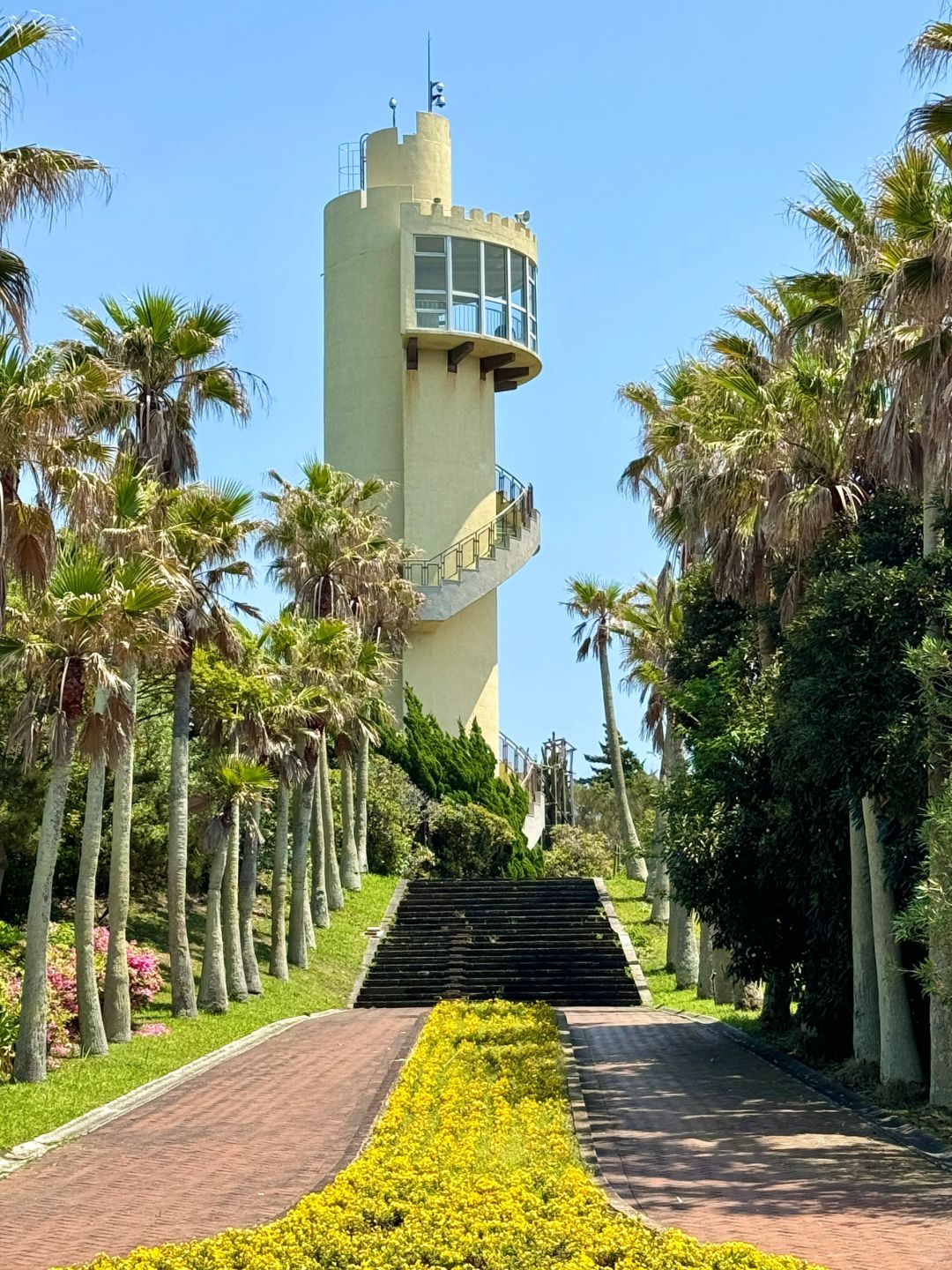 Tokyo-Chiba Tateyama is cheap and quiet;  with many tropical plants and animals