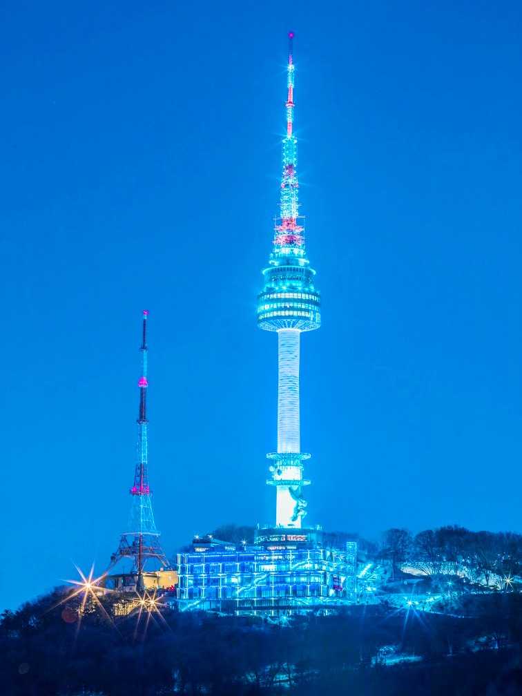 Seoul-Namsan Tower (N Seoul Tower) is the second tallest tower in the world after the Moscow Tower (537 meters above sea level).