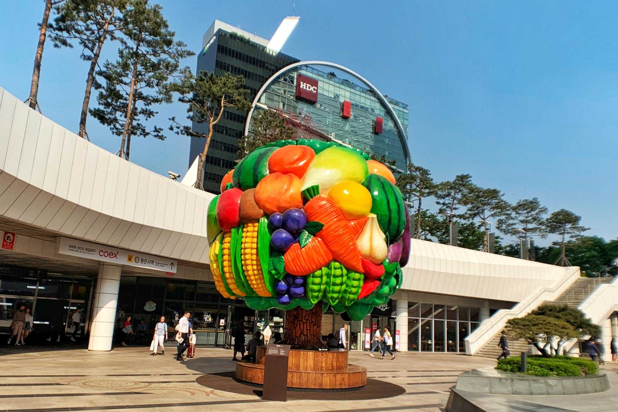 Seoul-COEX Shopping Center in Seoul, South Korea, the largest underground leisure and entertainment center in Asia