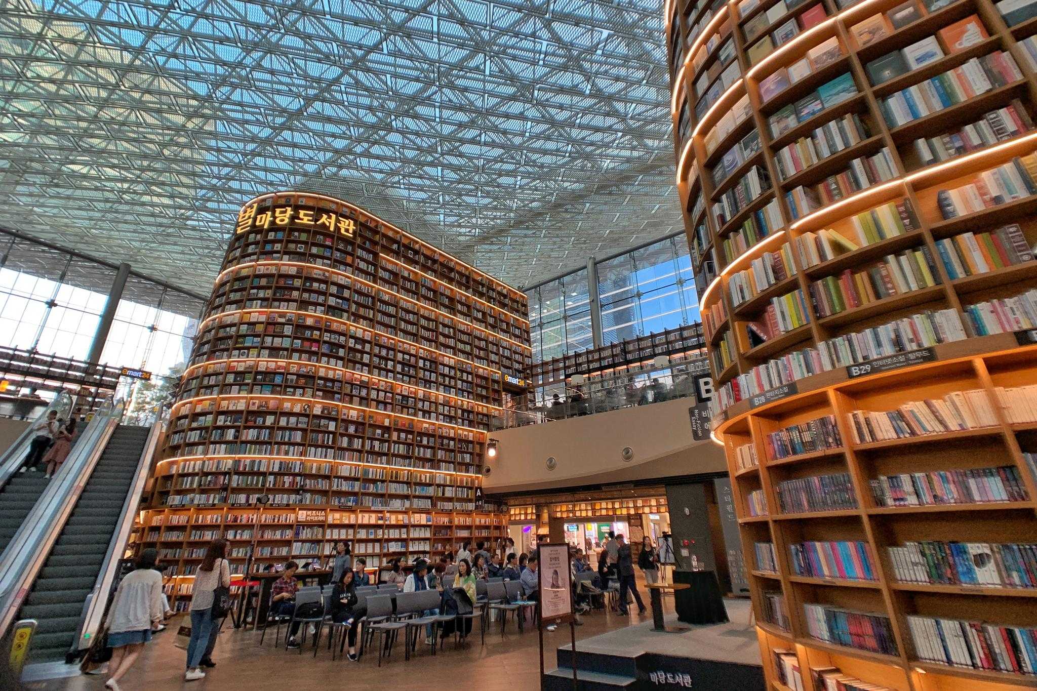 Seoul-COEX Shopping Center in Seoul, South Korea, the largest underground leisure and entertainment center in Asia