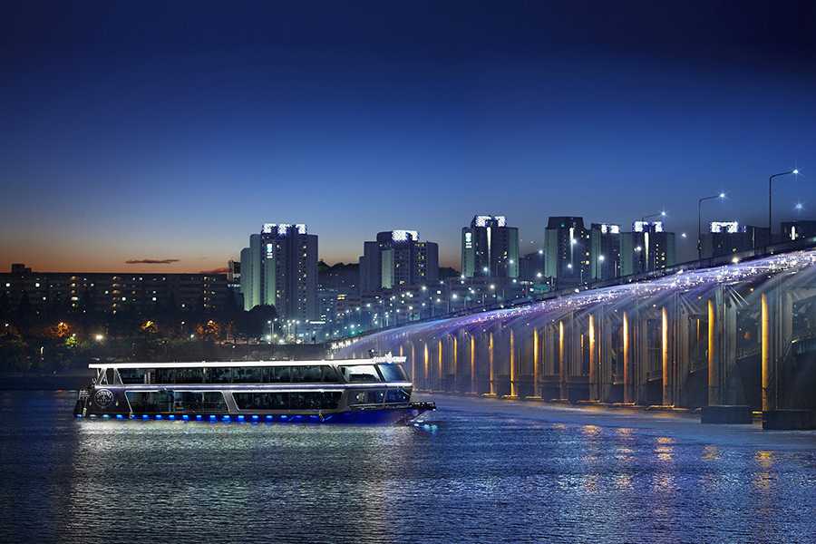 Seoul-Enjoy the dazzling night view of Seoul while enjoying the delicious buffet food on the E.LAND cruise ship on the Han River in Seoul