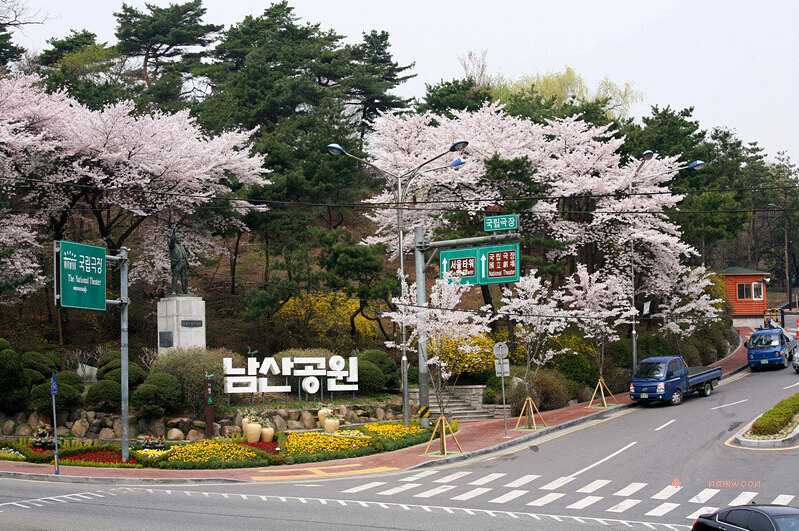 Seoul-Namsan Park in Seoul, where you can overlook the beautiful scenery of the surrounding area from the top of the mountain