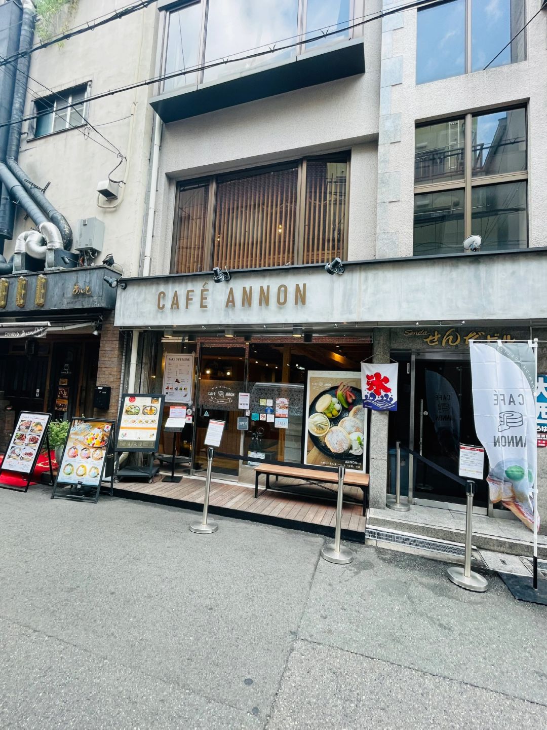 Osaka-CAFE ANNON --The huge and delicious soufflé waffles are here