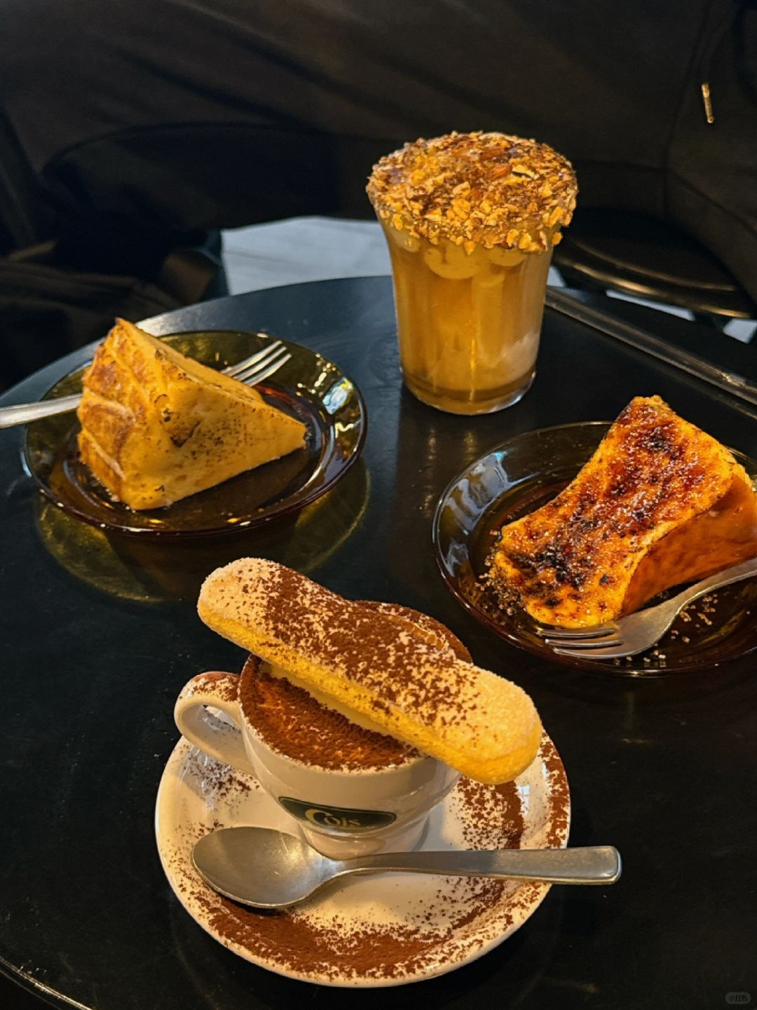 Tokyo-Cois espresso club with  mainly deals in Basque cakes and coffee.