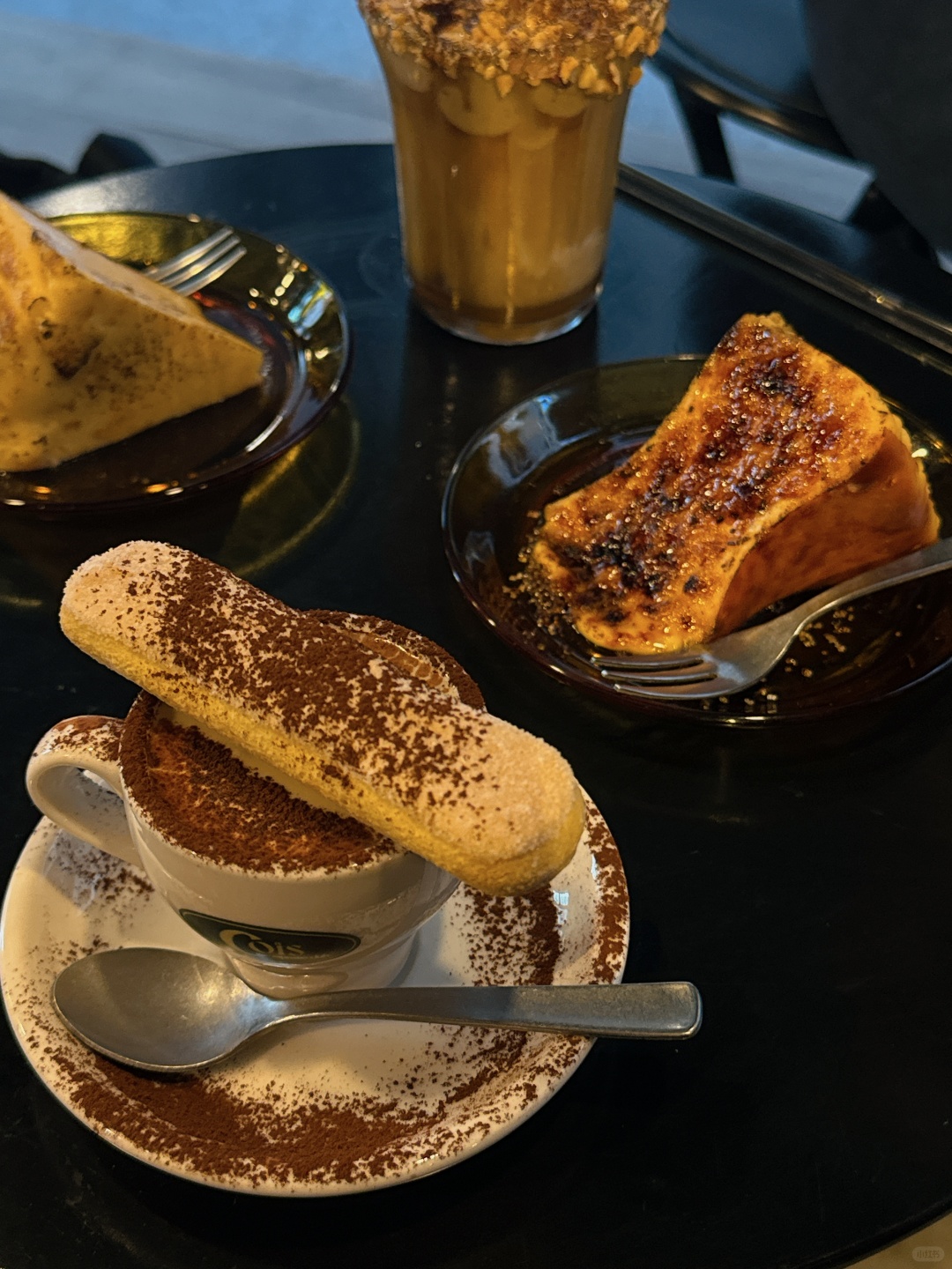 Tokyo-Cois espresso club with  mainly deals in Basque cakes and coffee.