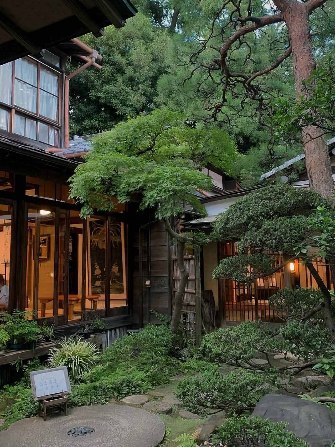 Tokyo-4 homes Hidden in the downtown area:Kosoan Jiyugaoka,ぼうず'n coffee,NEZU CAFE and Les Grands Arbres Minami Azabu