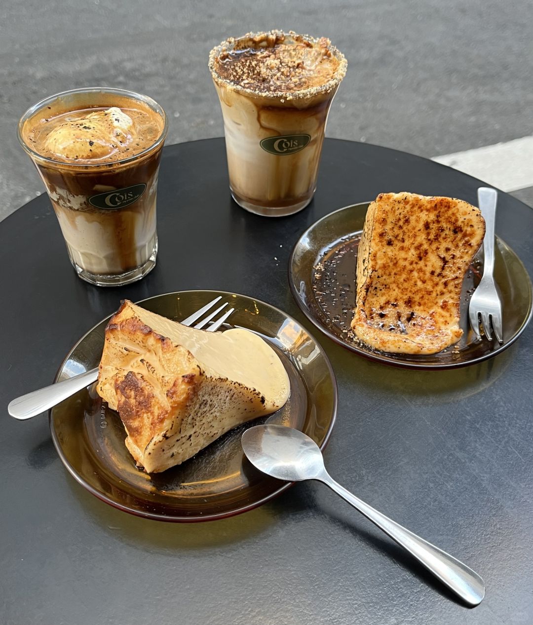 Tokyo-Cheesecake in front of National Garden of Shinjuku