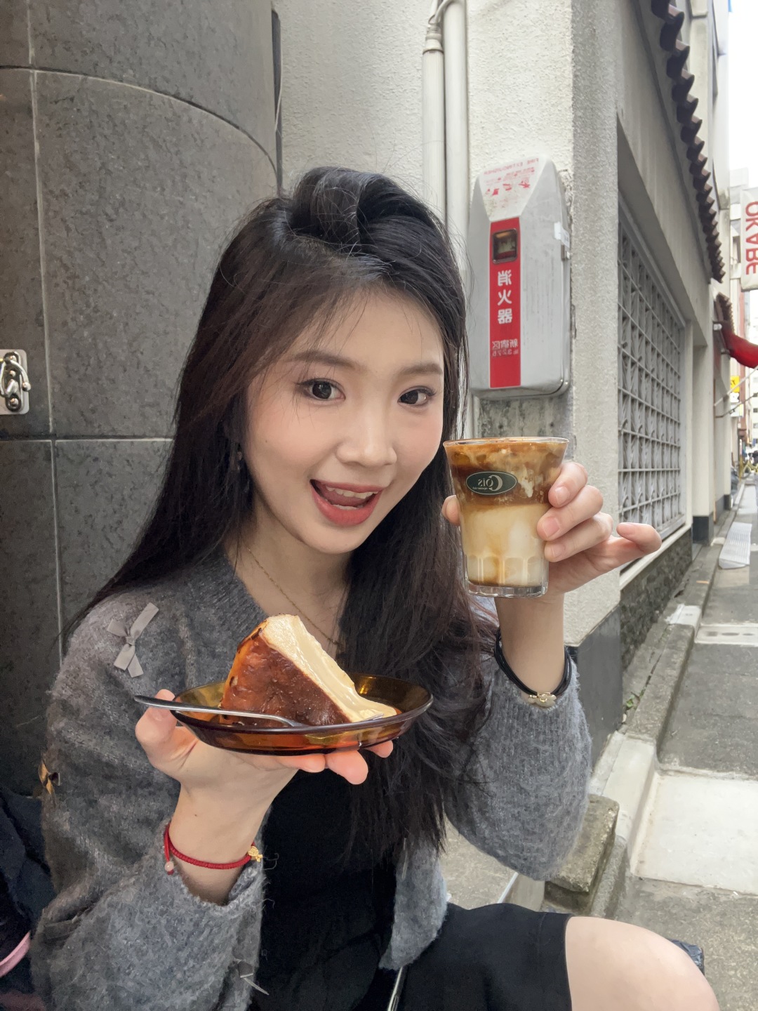 Tokyo-Cheesecake in front of National Garden of Shinjuku