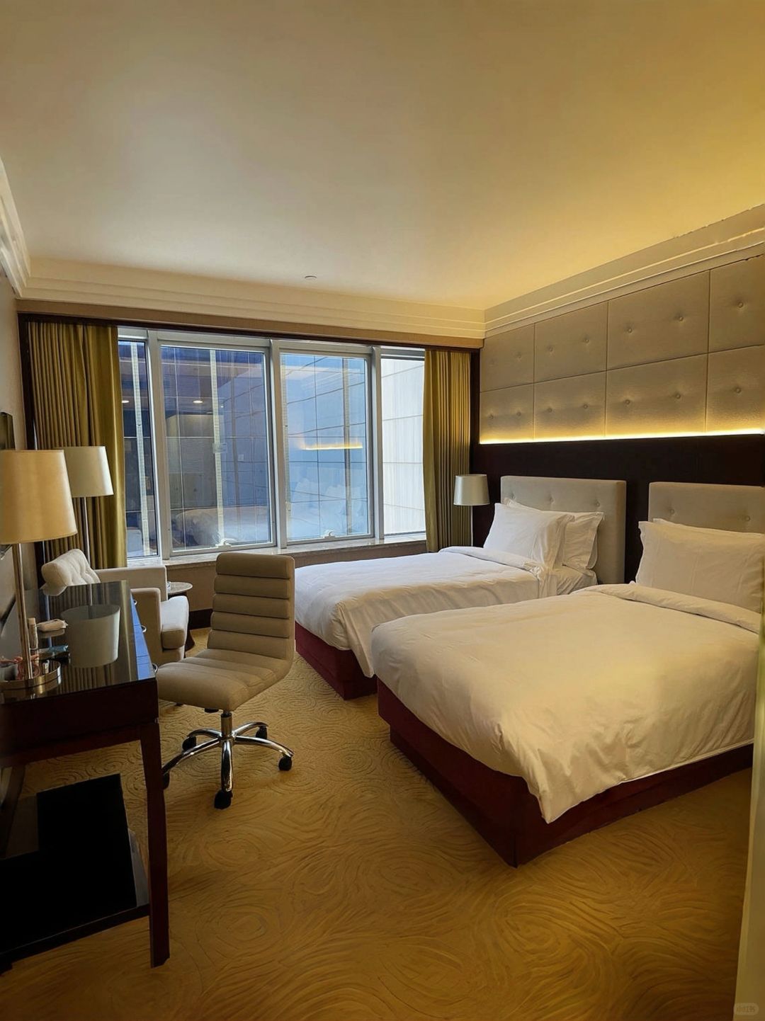 Macao-Broadway Hotel, Full-floor bay window viewing room, the room is well lit and transparent