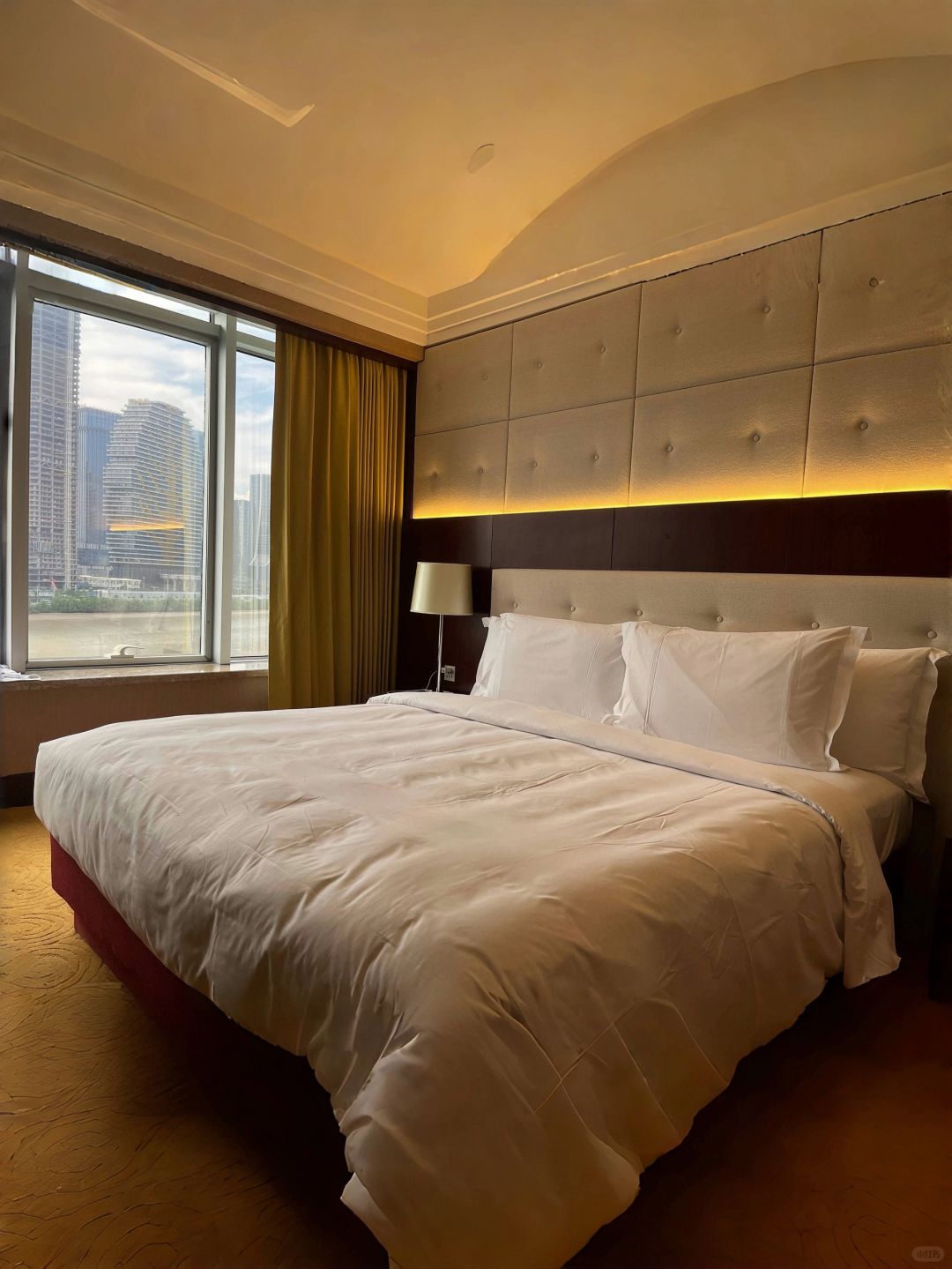 Macao-Broadway Hotel, Full-floor bay window viewing room, the room is well lit and transparent